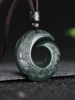 新疆和田玉吊坠"时来运转"引发收藏热,年轻人排队定制刻名款✨