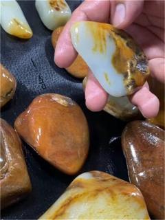 玉兴寻玉行:和田玉原石的 "矿皮" 是天然标识,山料表面的原生矿皮多粗