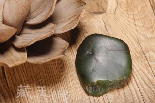 这么大的碧玉籽料,得卖多少钱!和田玉鉴定保养知识大全-藏玉网- 藏玉